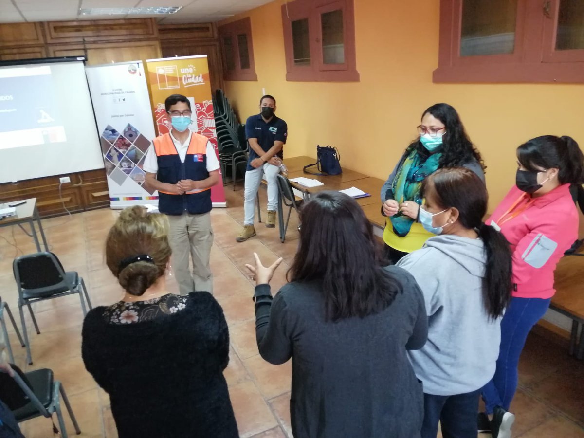 Senapred's tweet photo. En el marco de @quieromibarrio instructores de #ONEMIAntofa y #ONEMIOHiggins realizaron curso Equipos Comunitarios de Primera Respuesta #CERT a vecinas y dirigentes de los barrios Tierra de tu Corazón, Buenos amigos y vecinos, además de personal municipal de #Calama https://t.co/YWXbGSx1Bw