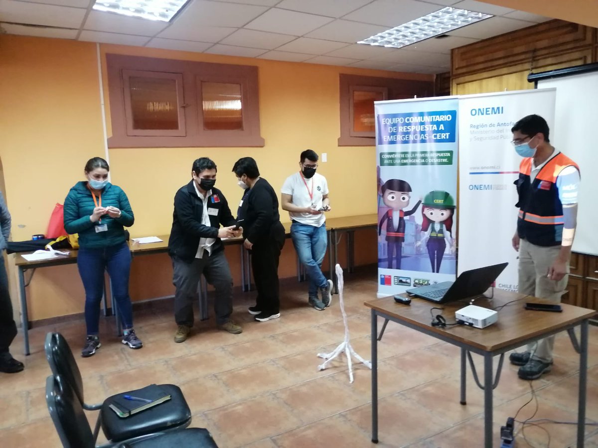 Senapred's tweet photo. En el marco de @quieromibarrio instructores de #ONEMIAntofa y #ONEMIOHiggins realizaron curso Equipos Comunitarios de Primera Respuesta #CERT a vecinas y dirigentes de los barrios Tierra de tu Corazón, Buenos amigos y vecinos, además de personal municipal de #Calama https://t.co/YWXbGSx1Bw