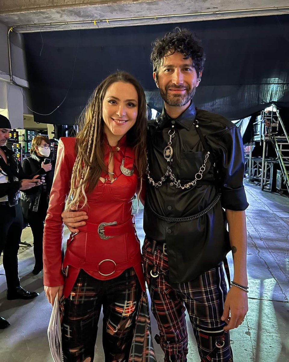 MikeRecomienda's tweet photo. Urge una canción compuesta por ustedes dos, por fa🙏. #popeando @LyndaThomasOf @bennyibarra https://t.co/Xx1m0oItuy