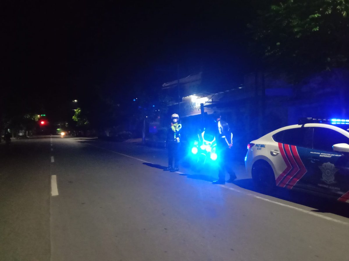LantasSitubondo's tweet photo. Blue light patrol..

02.00 Wib. Patroli antisipasi balap liar di Jl Pemuda Situbondo. 
#opszebra2021
#ntmcpolri
#rtmcjatim
#polripresisi
#polantasindonesia
@pidressitubondo https://t.co/dR01iyw0tP