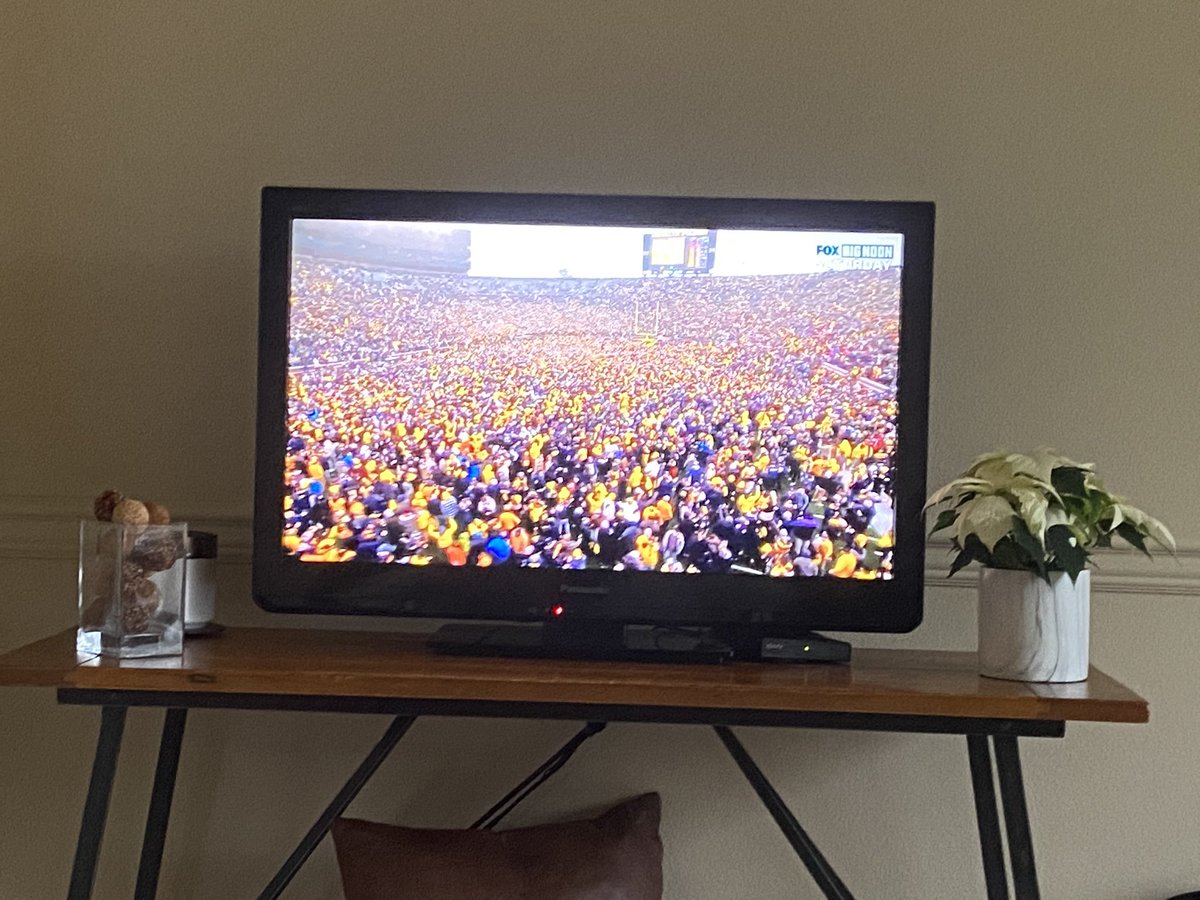 KeimTimeFB's tweet photo. College Football...beautiful thing 😎 #FBRocks #Pride #Wow #GoLutes #BestClassroom https://t.co/IZocIyxni1