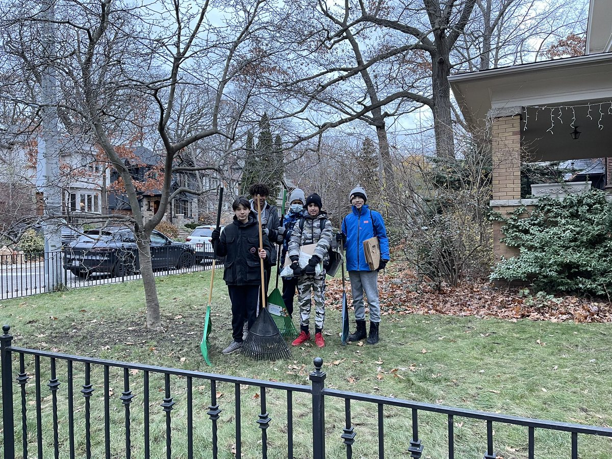 MsJulieChan's tweet photo. @sc_toronto I was faced with a yard full of leaves, then a soccer team came to the rescue. Thank you and all the best in your tournament! https://t.co/YNumBmyyLO