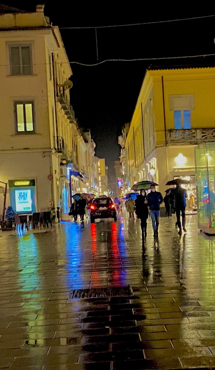 AntonioCiontoli's tweet photo. Non mi piace la pioggia ma alcuni colori si colgono solo così 🌧 ☔️ #Caserta #ViaMazzini https://t.co/eAUmCW0fdC