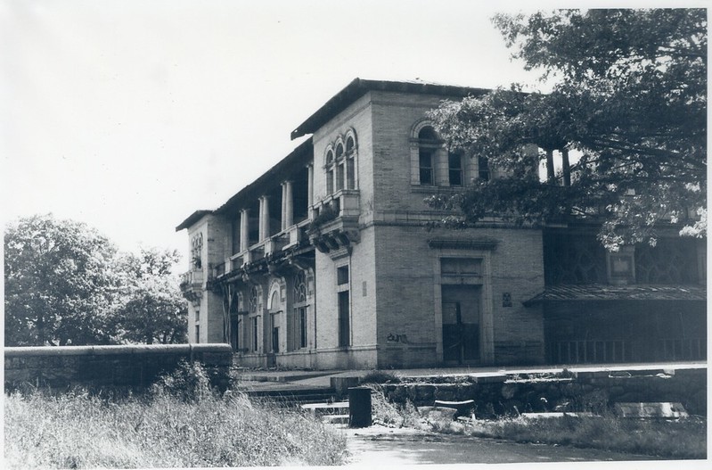 It fell into disrepair and was torn down in the early 1970s. 😢