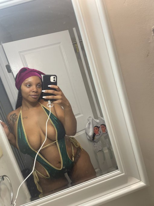 Getting ready for a FaceTime session 😝🥰 https://t.co/BGpUjSaEat<a href="/tag/thick"class="tags"><span>#thick</span></a><a href="/tag/fupa"class="tags"><span>#fupa</span></a>