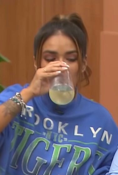 STae0602's tweet photo. Mamá: Menos mal que mi hija no es una de esas locas enamoradas de una relación que no es suya...
Me:
SEBASLEY ES FAMILIA
#RespectSebasley https://t.co/uGK9r4Kx8A