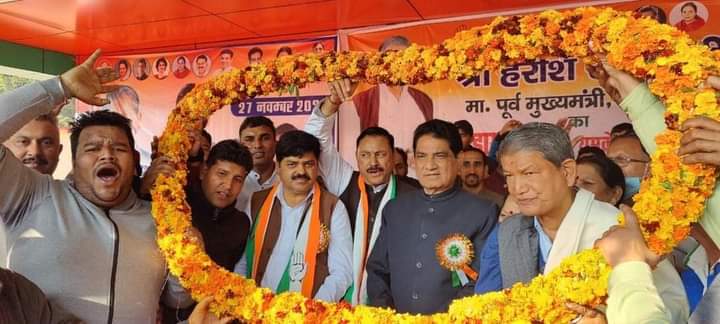 INCUttarakhand's tweet photo. प्रदेश अध्यक्ष श्री @UKGaneshGodiyal जी, पूर्व मुख्यमंत्री श्री @harishrawatcmuk जी ने गत दिवस विधानसभा यमकेश्वर के डांडामंडी में आयोजित जनसभा में प्रतिभाग किया, कार्यक्रम में कई युवा साथियों ने कांग्रेस पार्टी की सदस्यता ग्रहण की। https://t.co/OF0xfq27yy