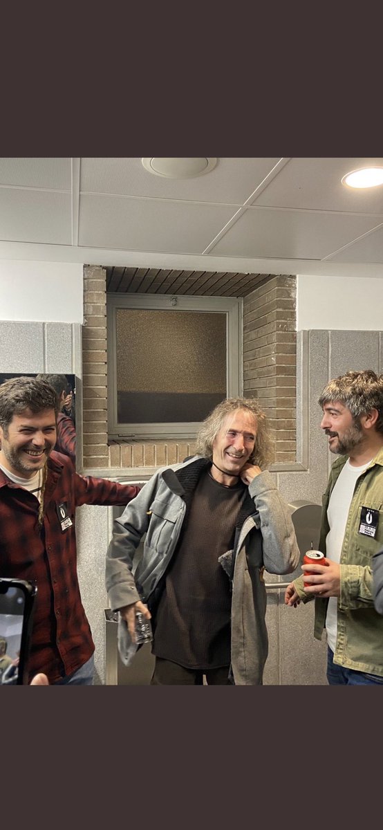 Os juro ke no sé ke coxxnes le estaría contando en ese momento.