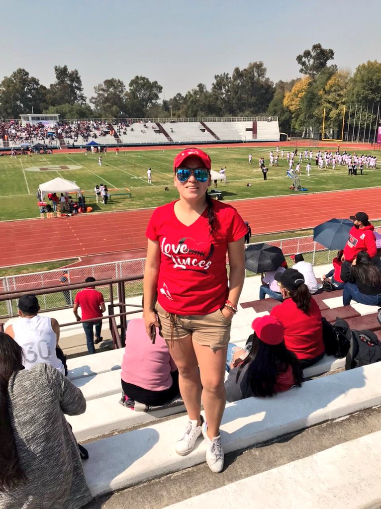 karlitadel34's tweet photo. La última vez que estoy en esta tribuna, en este estadio como tu porrista de toda la vida #83 . Siéntete orgulloso de tí, de tu equipo aún en las adversidades. "No te rindas, el fracaso y las caídas, son una lucha constante hacía el éxito" #Lincespride #Mi83detodalavida ❤️🐾🏈😍 https://t.co/G0AMpAxBs3