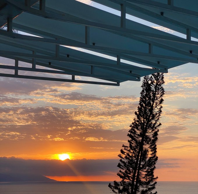 Sets with the sun 🌅 https://t.co/sKPChgWpZL