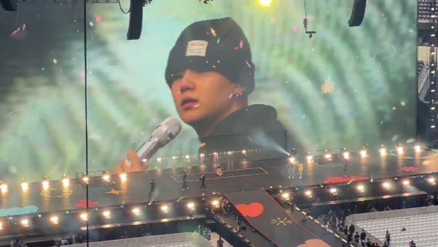 💬📸 Yoongi se ve re chiquito con su gorrito 🥺💜 #PTD_ON_STAGE_LA  #방탄소년단  #BTS  @BTS_twt