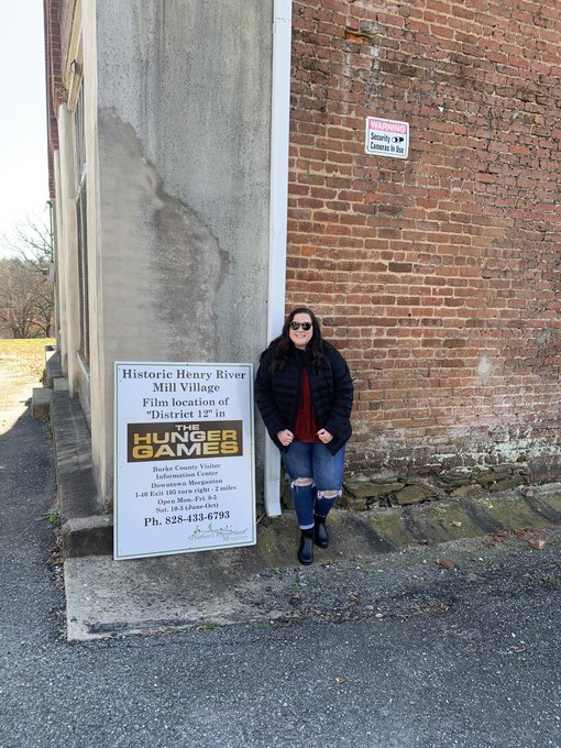 GUYS LOOK WHERE I WENT TODAY. I WAS IN KATNISS&rsquo; HOUSE, I WAS AT PEETAS BAKERY. https://t.co/80O5abiz