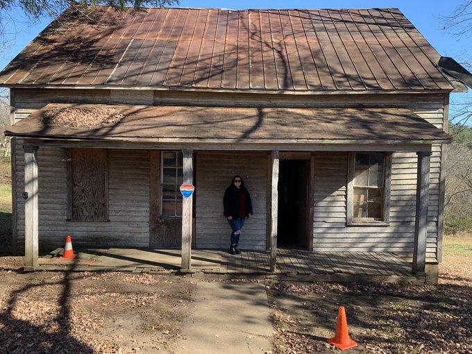 GUYS LOOK WHERE I WENT TODAY. I WAS IN KATNISS&rsquo; HOUSE, I WAS AT PEETAS BAKERY. https://t.co/80O5abiz