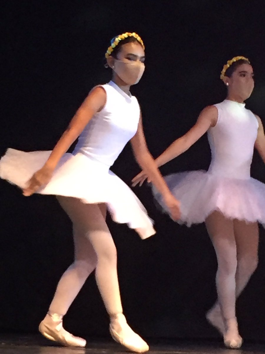 bcsarmiento's tweet photo. Me voy a dormir con el ❤️hinchado de orgullo, amor y felicidad.... desde que era chiquitita, #miprincess quería bailar en puntas y hoy, finalmente llegó el día!!! La primera presentación oficial #enpuntas #ballet #BalletAcademy #bailandodesdelos3 #teamoprincess https://t.co/EoXaauRM9I