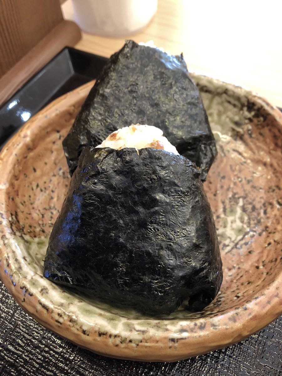 kaeru6116's tweet photo. 月の終わりの日曜日は豊川稲荷へお礼参り🙏⛩🦊✨

そしていつものルーティーン！
ŧ‹"((｡´ω`｡))ŧ‹”
｢松屋｣さんの｢おきつねあげ｣🦊と｢むすび茶屋｣さんの｢おむすび膳｣🍙

これを食べて俺の1ヶ月が終わって新しい1ヶ月が始まるのであ〜る☝️

また明日から頑張れるわ💪✨ https://t.co/lmtiHMZo7Q