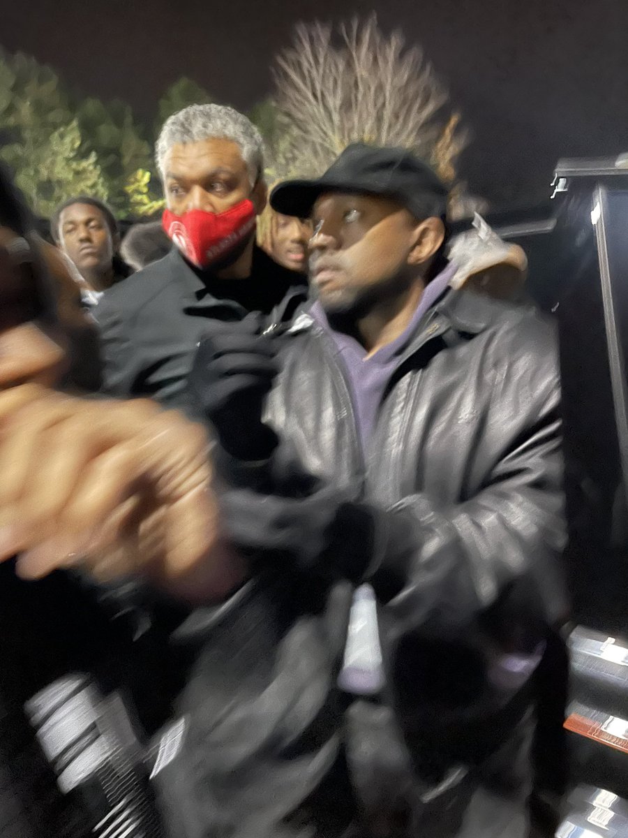 arsh7a's tweet photo. met kanye sorta https://t.co/1BI0BeyB0O
