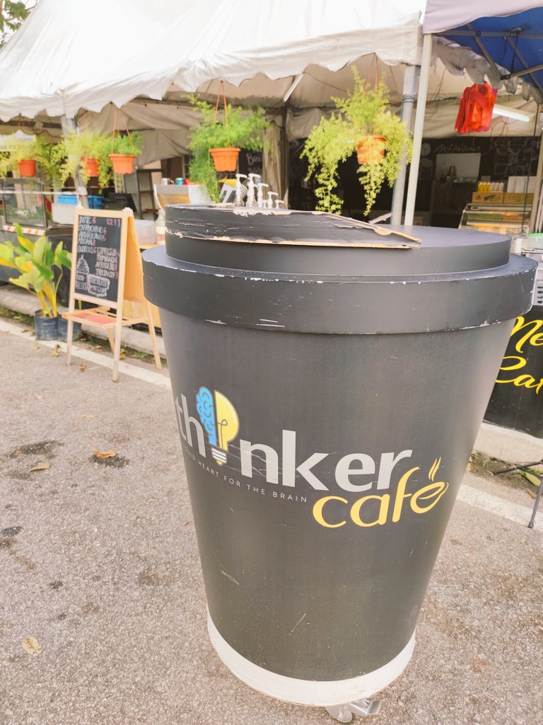 Kafe kopi yang bijak. 7 pagi dah buka. Orang pergi kerja steady je sarapan nasi lemak + mengopi.

Tak melenting bila orang cadangkan buka awal. 

Bisnes rancakk.