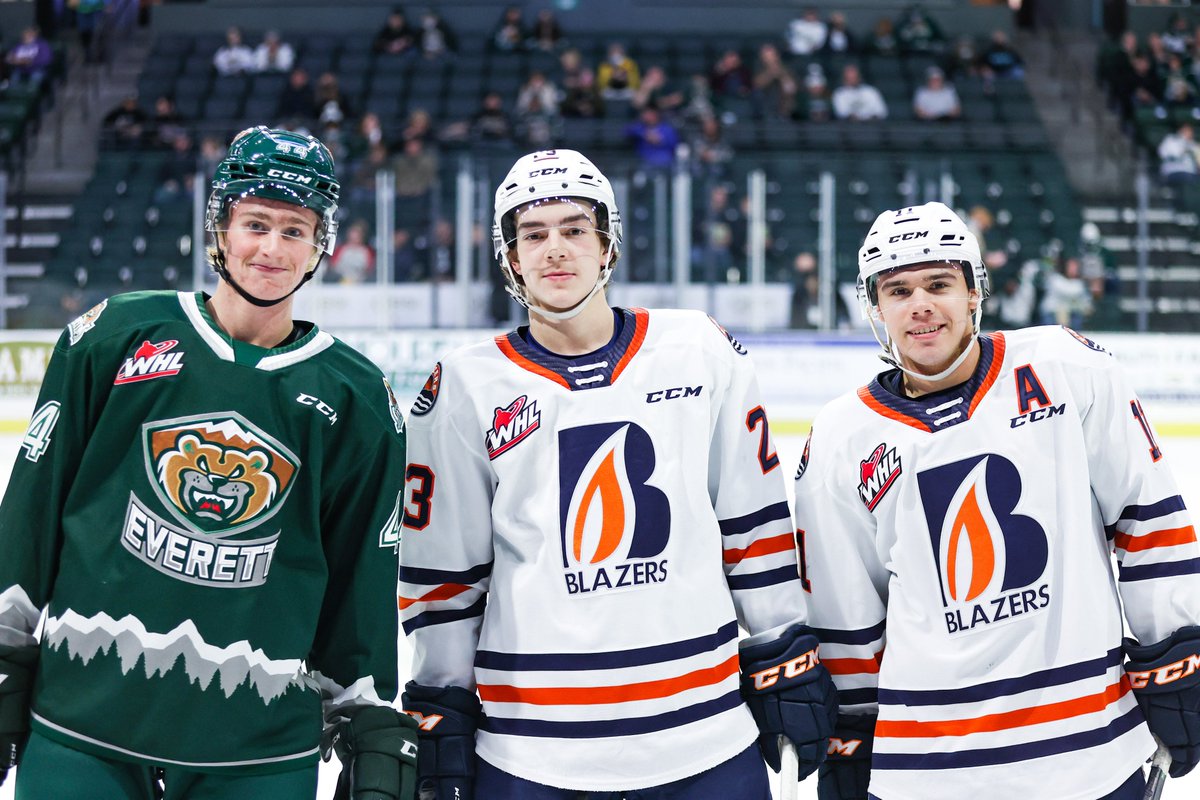 Kamloops natives Aidan Sutter, Dylan Sydor, and Logan Stankoven getting a photo together before tonight's game! 

📸: <a href="/kristinophotos/">Kristin Ostrowski</a> 

#LetsGoTips X <a href="/blazerhockey/">Kamloops Blazers</a> X <a href="/TheWHL/">Western Hockey League</a>