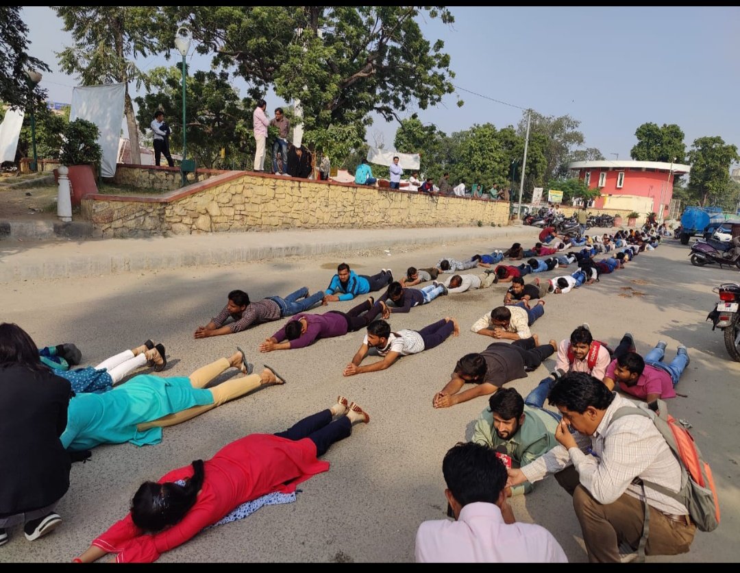 upenyadav22's tweet photo. युवाओं के नाम पर सब राजनीति करते है लेकिन @TheUpenYadav 46दिन से बेरोजगारों के लिए संघर्ष कर रहा है
कभी बूट पॉलिश कभी अर्धनग्न प्रदर्शन 
कभी पुलिस के धक्के तो कभी रात को खुले आसमान के नीचे सोना और कभी अनशन करना
तो कभी दंडवत लेट जाना
इसको कहते हैं सच्चा युवा हितेषी
@ashokgehlot51 https://t.co/bSjaM1lulm