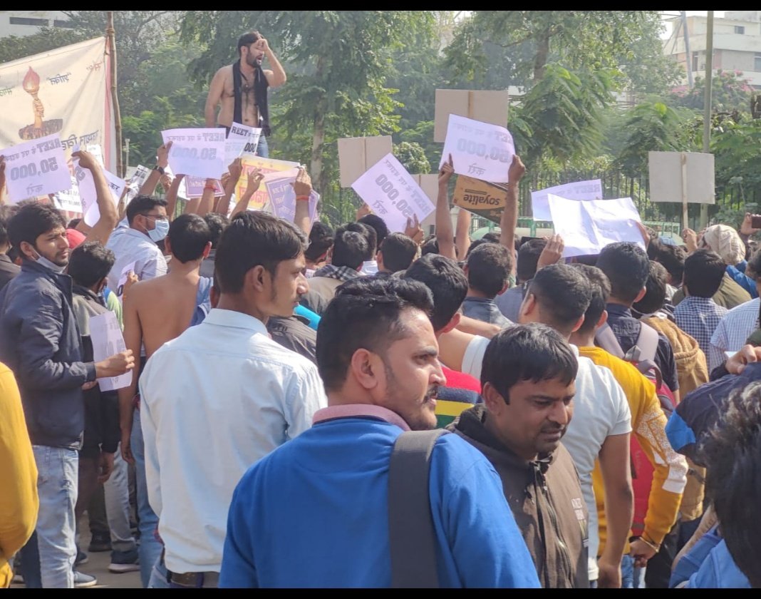 upenyadav22's tweet photo. युवाओं के नाम पर सब राजनीति करते है लेकिन @TheUpenYadav 46दिन से बेरोजगारों के लिए संघर्ष कर रहा है
कभी बूट पॉलिश कभी अर्धनग्न प्रदर्शन 
कभी पुलिस के धक्के तो कभी रात को खुले आसमान के नीचे सोना और कभी अनशन करना
तो कभी दंडवत लेट जाना
इसको कहते हैं सच्चा युवा हितेषी
@ashokgehlot51 https://t.co/bSjaM1lulm