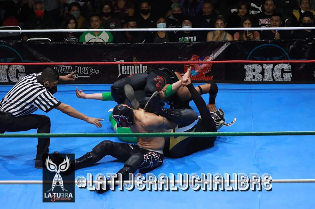 LaTijeraLucha's tweet photo. En lucha de regalo de #BigLucha desde el #BandidosGym, la dupla ruda conformada por #BlackSkayde e #HijoDeSkyde se imponen a #SuperArchie y #Limbo, en contienda que fue culminada con un castigo combinados por los apadrinados por el profesor #Skayde...
#latijeraluchalibre https://t.co/bYsTZASTqa