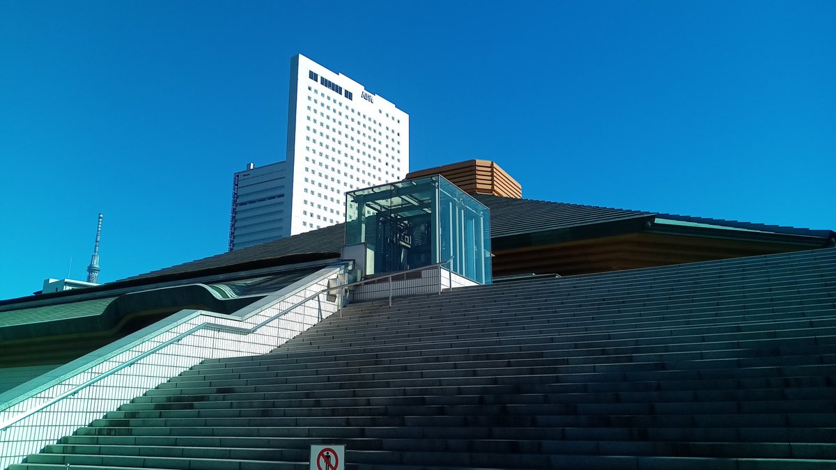 Circumhaitsu's tweet photo. 現地に来れたのはいいものの、遠いし天井の4面モニター外されてるしでやっぱつれぇわ…
現地に居ながら結局ネットで観ることになりそう https://t.co/f4lHaWPpEp