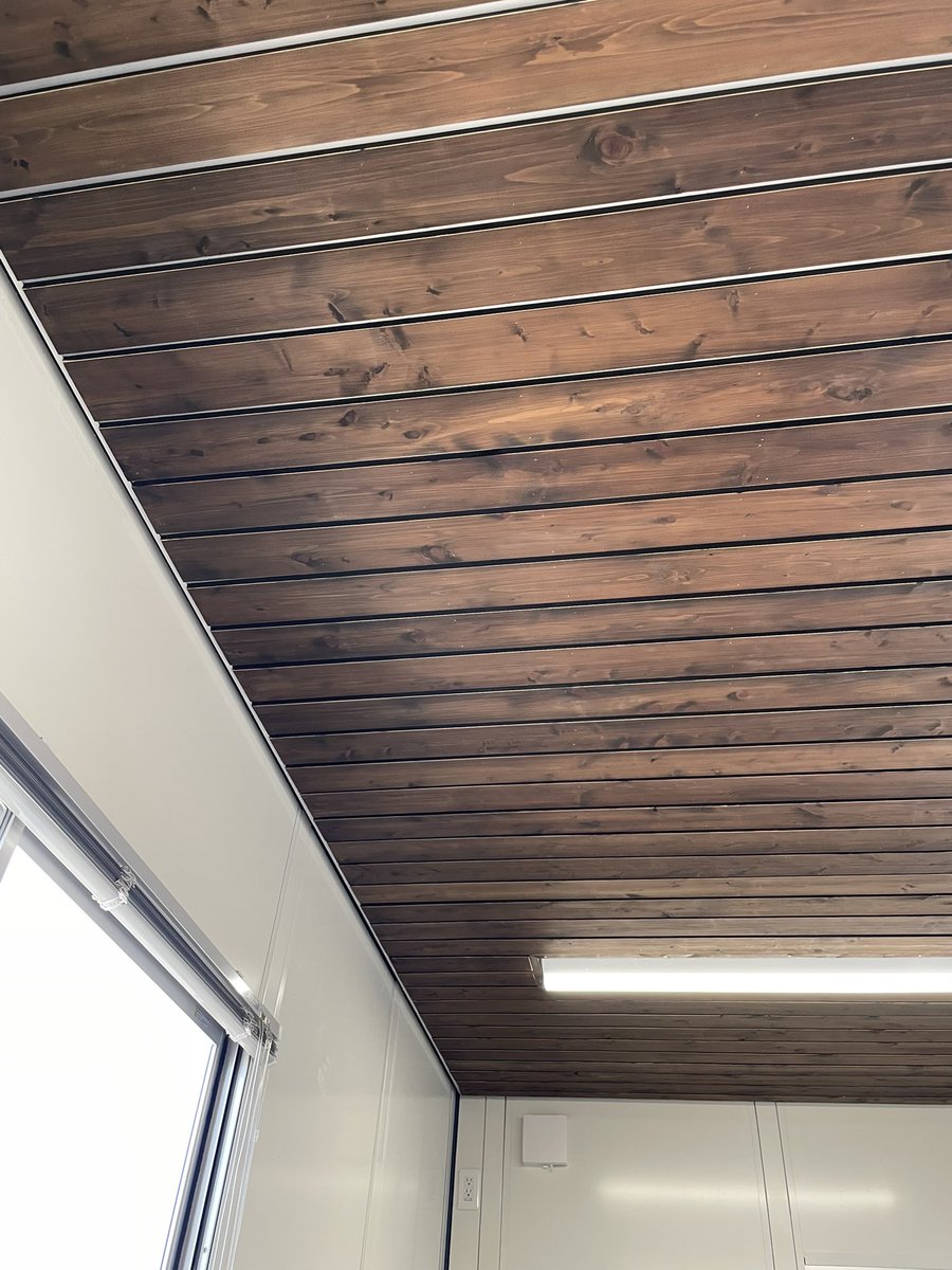 今日も名古屋は良い天気ですね☀️
朝から娘を大学受験に送り、買い物をし、靴を洗い、忙しい1日がスタートしております。
事務所の天井をクロスから檜に変えてみました！
檜の香りが落ち着きます。