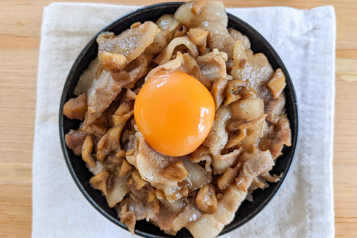 和風な味付けでご飯が進みそう！舞茸&豚バラ肉の丼ものレシピ！
