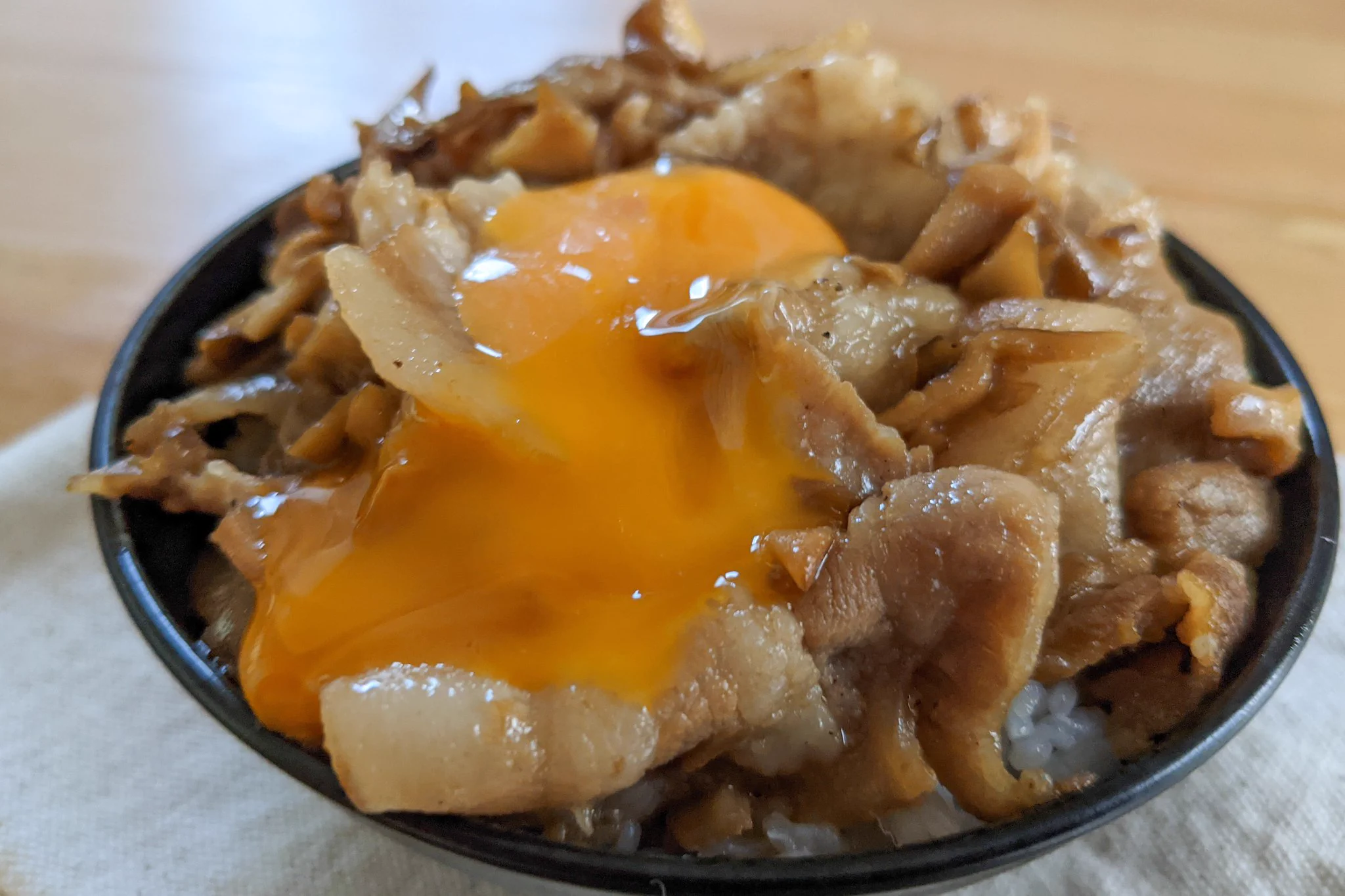 和風な味付けでご飯が進みそう！舞茸&豚バラ肉の丼ものレシピ！