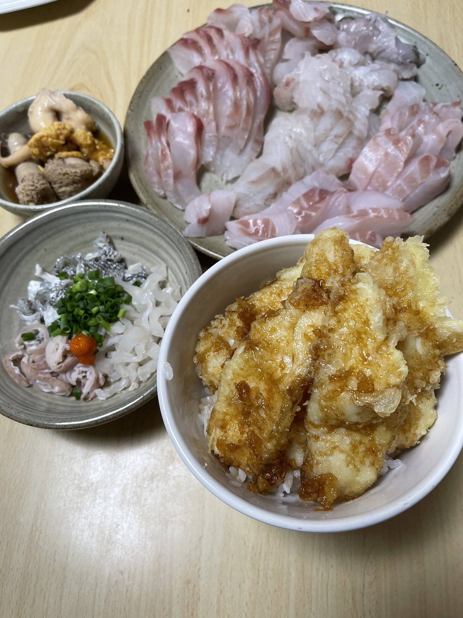 かつきんぐ Bara お昼ご飯 シーバスの皮 胃袋 浮き袋を使ったポン酢和え ヒラメとスズキのお刺身 魚卵の煮付け ヒラメ天丼 毎日 魚づくし アングラーズマイスター シーバス ヒラメ 飯テロ T Co Hxotzfcejx Twitter