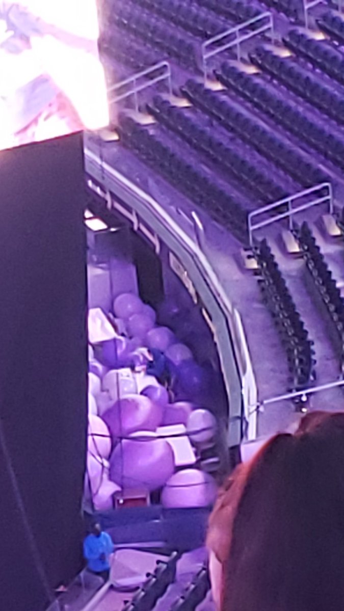 Valennnnn27's tweet photo. globos morados en el estadio CLDBSFKKDIDBD https://t.co/kSBRywijp6