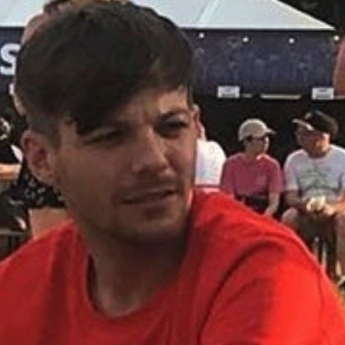 ultrevilance's tweet photo. louis olhando pra mim//louis olhando pro harry
sentiram a diferenรงa? #ellouisisreal #larryisfake https://t.co/2omLhn8O4z