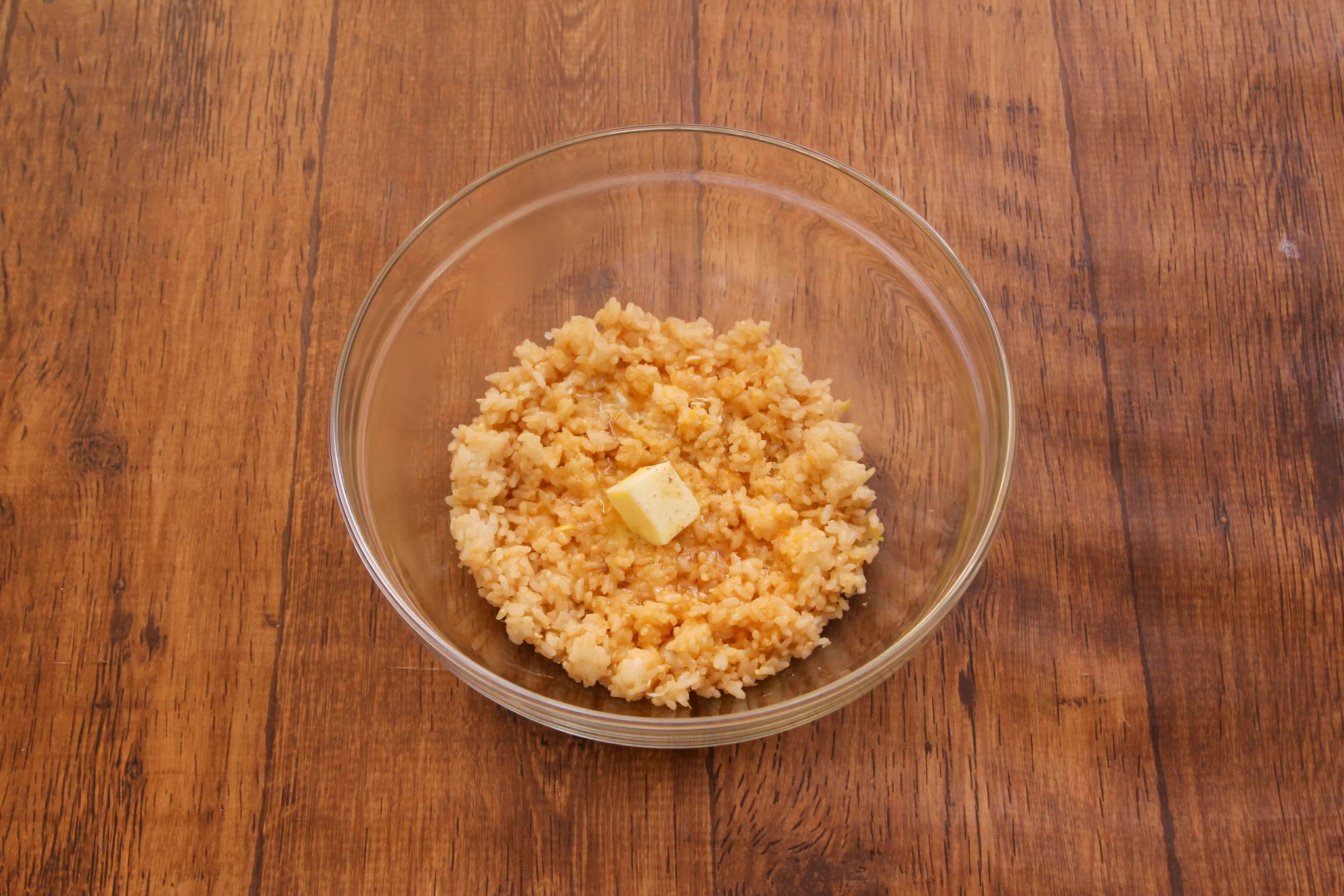 やみつきになるような味わいに仕上がる？！電子レンジで作れちゃう「チャーハン」レシピ！