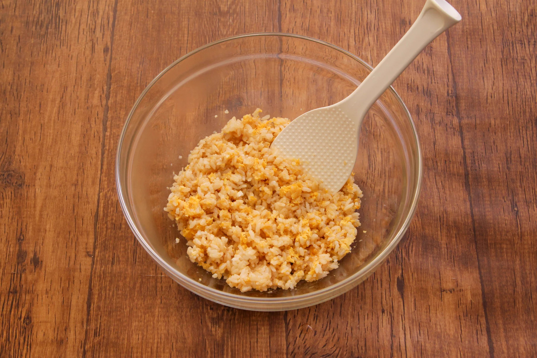 やみつきになるような味わいに仕上がる？！電子レンジで作れちゃう「チャーハン」レシピ！