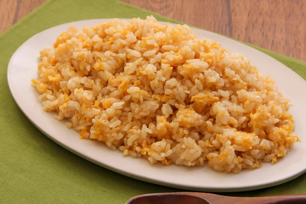 やみつきになるような味わいに仕上がる？！電子レンジで作れちゃう「チャーハン」レシピ！