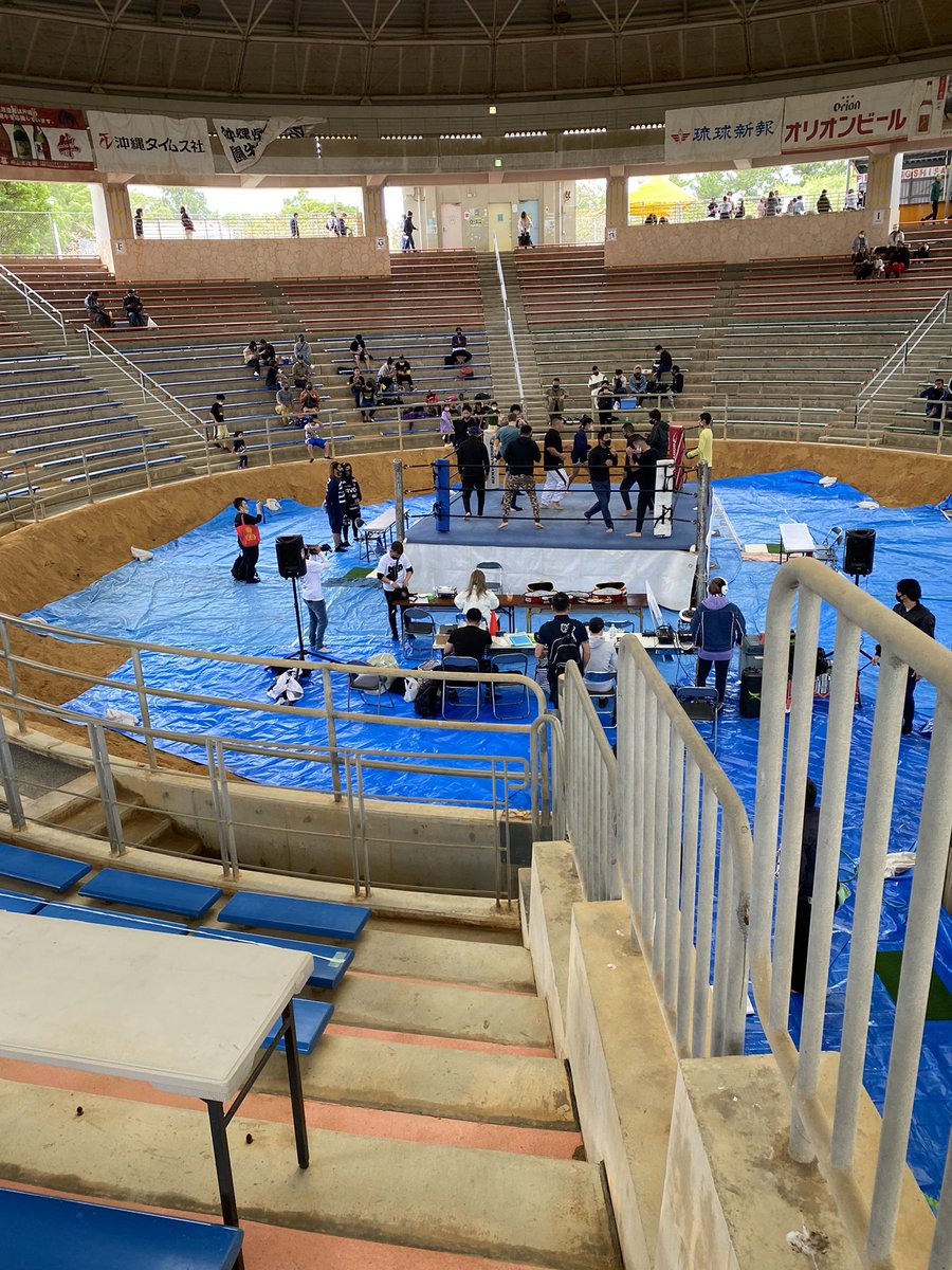 nabagoku's tweet photo. さて、本日は石川闘牛場にて格闘技のイベント合間にプロレスします！
誰よりも目立っていこうかなと(笑)
#琉ドラ #rd_pw #石川闘牛場
てか、1回は沖縄に住んでるのだから闘牛を見てみたいのであります。
さぁ、今日は #織部克巳 が前回狙ってたラウンドガールは来るのか(笑)
そちらも楽しみで���！ https://t.co/puIFmbjK9R