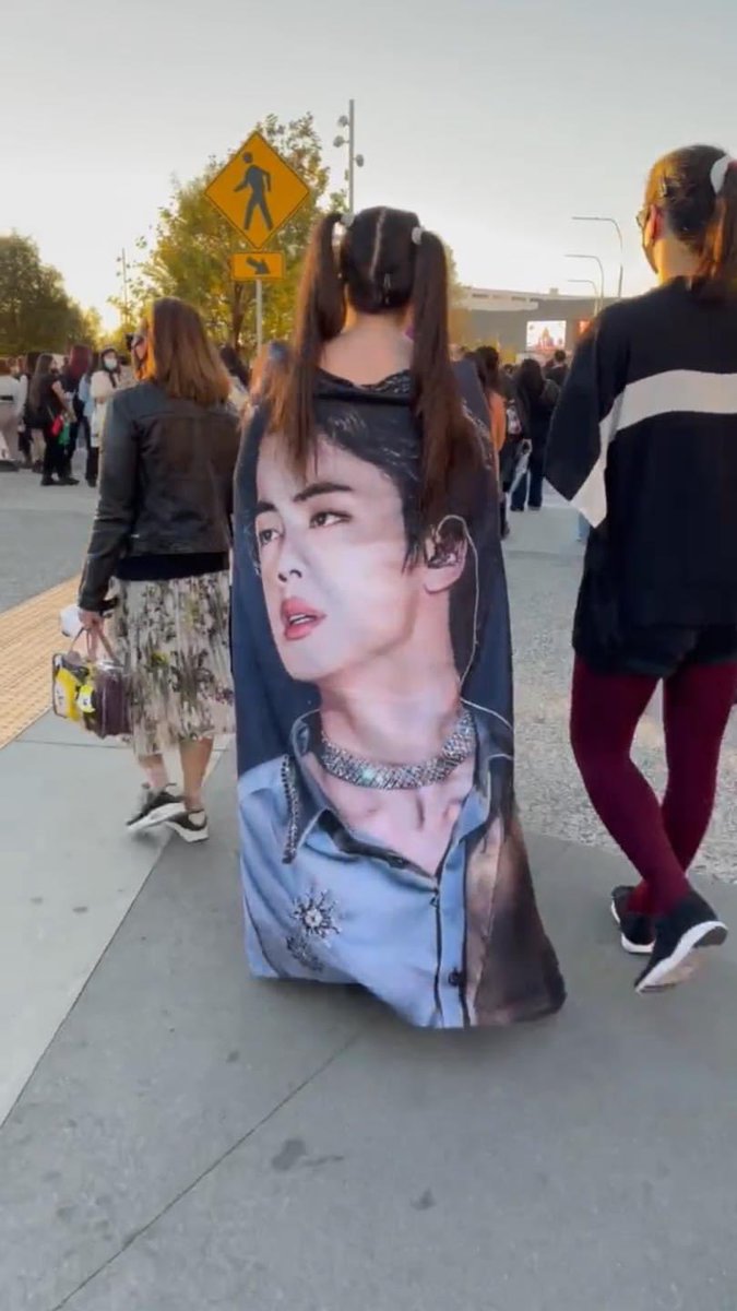 Sally62481's tweet photo. Cũng là 1 ý tưởng hay 😂😂😂😂 
@BTS_twt 
#PTD_ON_STAGE_LA 
#Stage_For_ARMY https://t.co/bcyJ3N1pz7