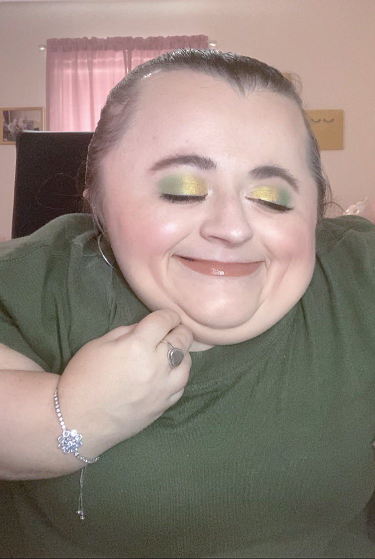Makeup_Hannah15's tweet photo. Gotta love green looks! 💚#motd💄 #ootd💕 #greeneyeshadow #boldlashes #nudegloss #makeupismypassion #fullglam #fullbeat https://t.co/1DqvwptE1s