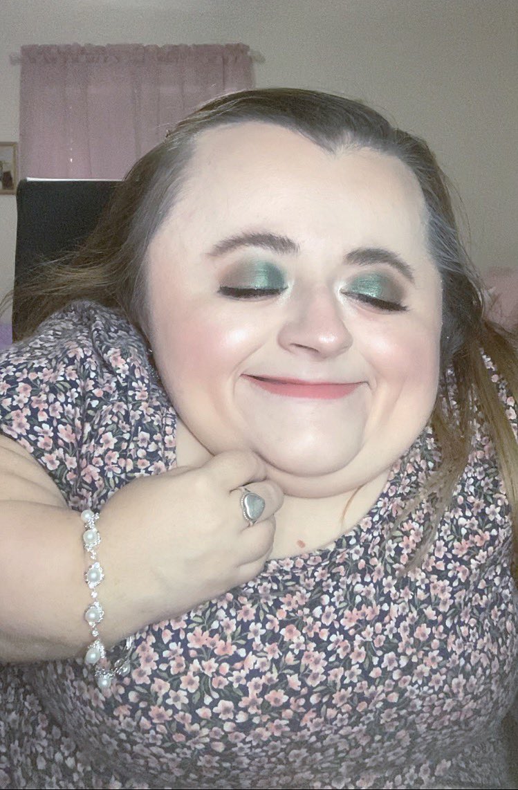 Makeup_Hannah15's tweet photo. Gotta love green looks! 💚#motd💄 #ootd💕 #greeneyeshadow #boldlashes #nudegloss #makeupismypassion #fullglam #fullbeat https://t.co/1DqvwptE1s