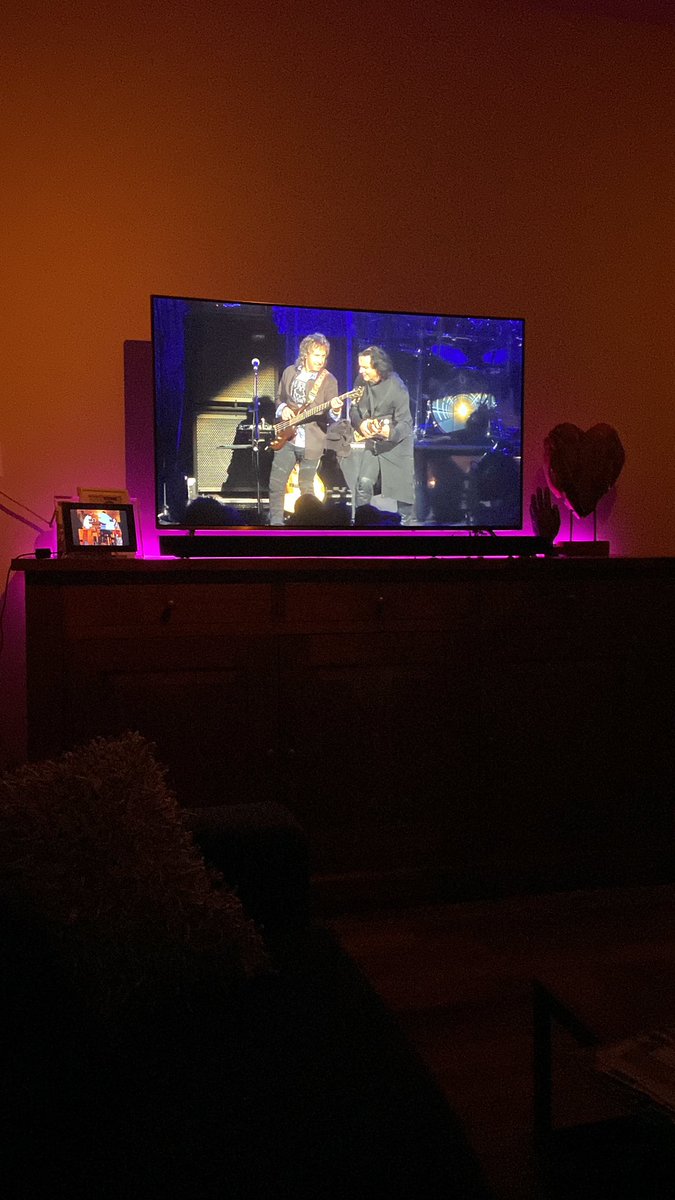 heleenm7's tweet photo. Helaas niet live in de zaal maar live op de bank. #Marillion Super playlist. #Madeagain https://t.co/ajBYmfCC6C