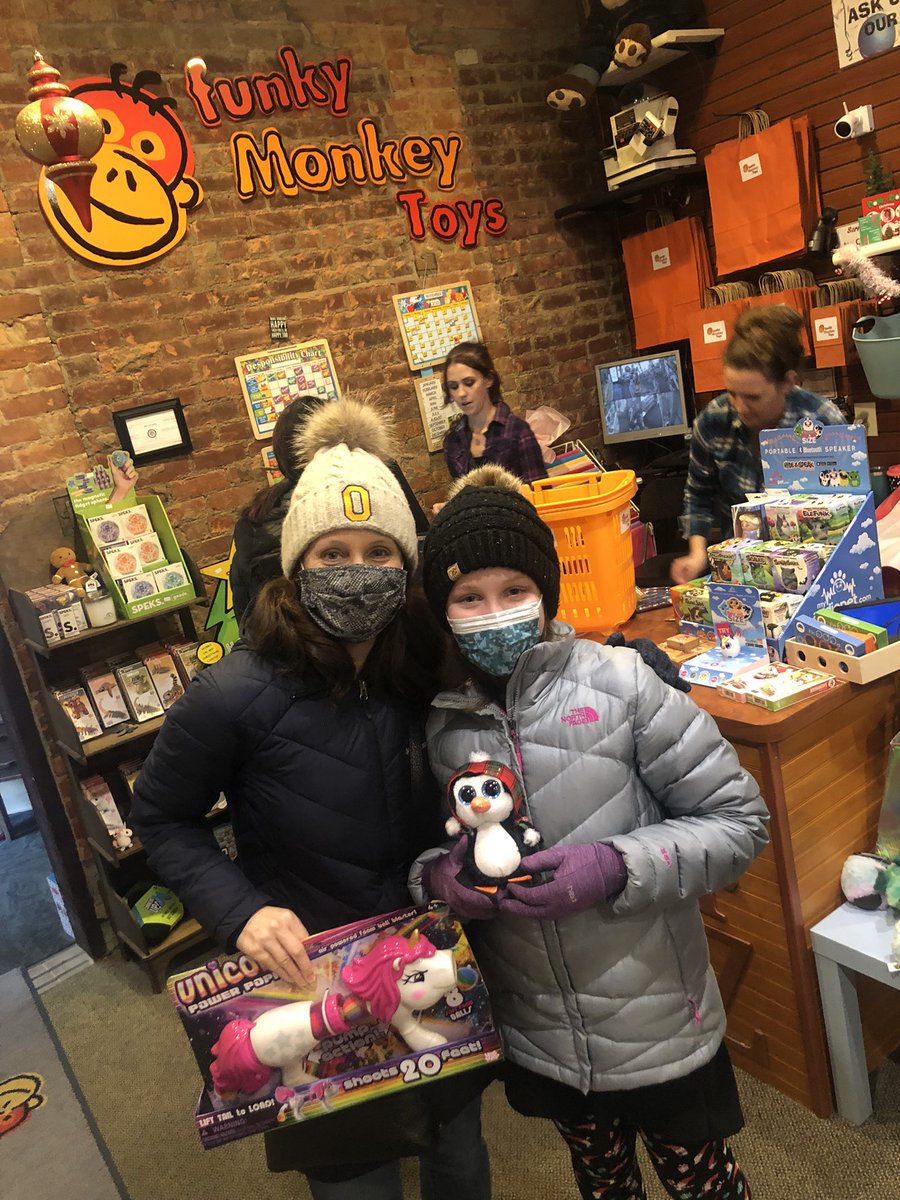 AdvantageOak's tweet photo. Always feels like you are visiting with an old friend when we #ShopLocalOaklandTogether in #DowntownOxford. @DowntownOxford #ShopSmallSafely #OaklandCounty https://t.co/u3TDsGH5sY