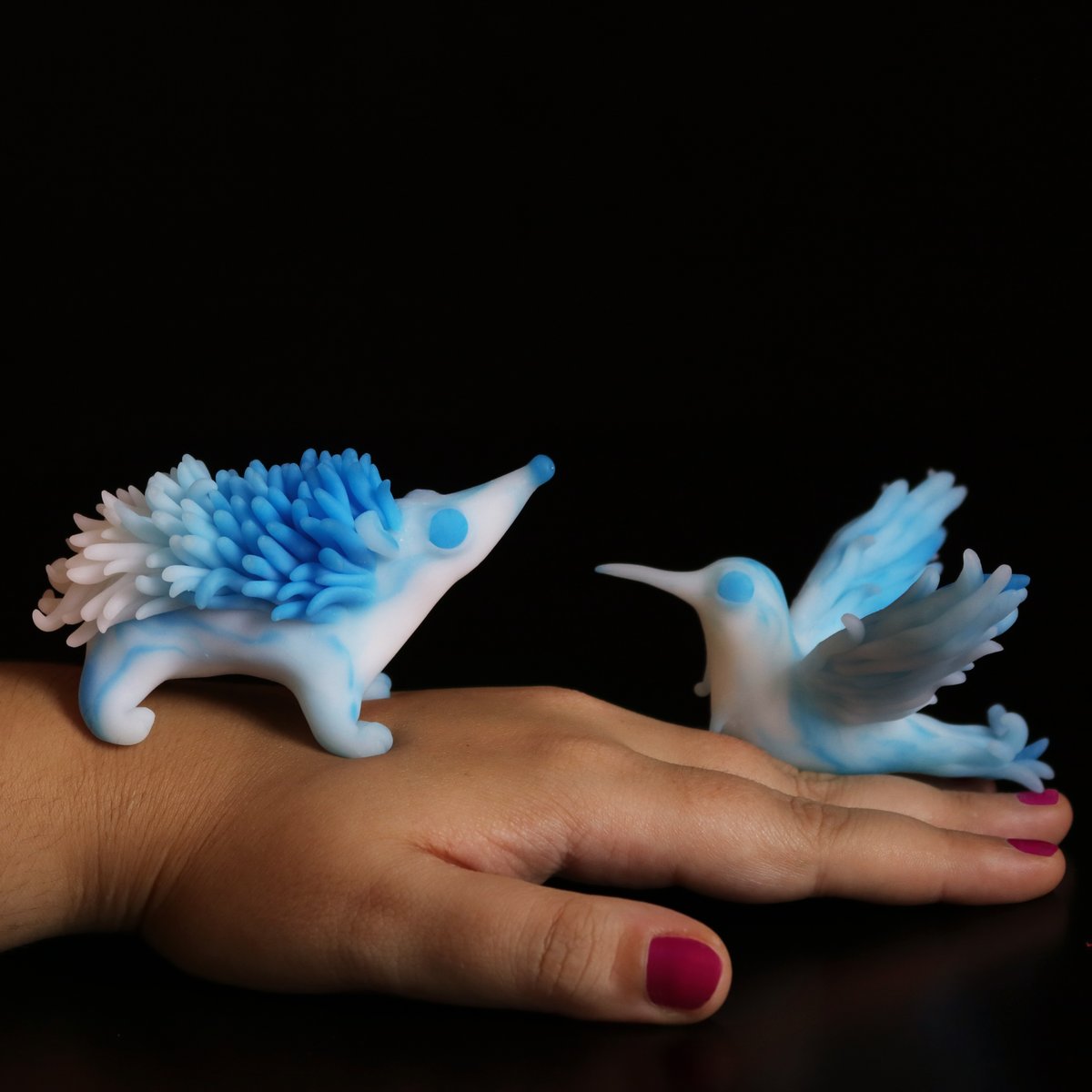WingsoftheWest_'s tweet photo. Estamos de #BlackFriday 🤩 Tenemos muchas de nuestras figuras hechas a mano como los Patronus de Harry Potter con descuento!! Incluso puedes personalizarlos cómo esta pareja ^^ #HarryPotter #patronus #fanart #handmade #artesania #Hogwarts 
https://t.co/uXgK9iQ54K https://t.co/p7l6K9Jf4b