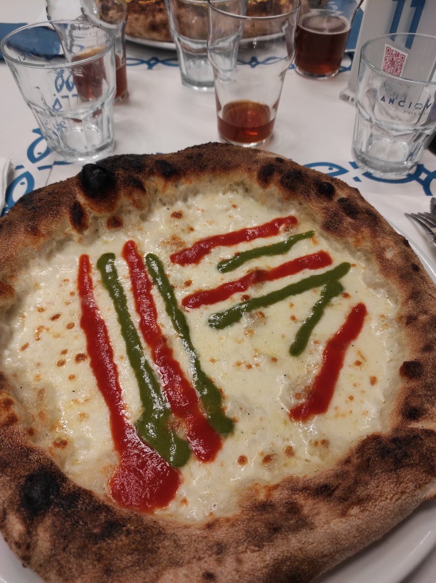 Giumuu3's tweet photo. Quando lo ordini:         quando arriva
                                         al tavolo https://t.co/ERbFXza6jl