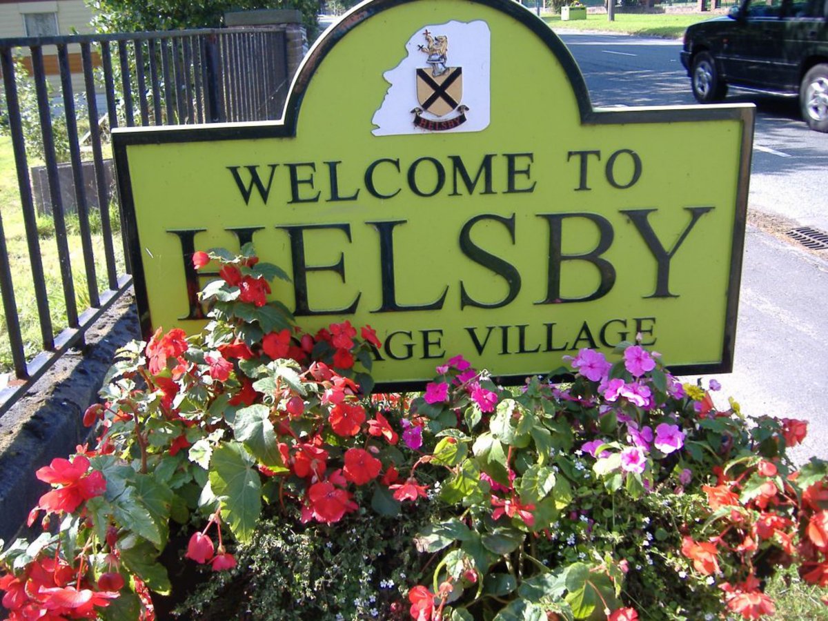HelsbyPol's tweet photo. PCSO Davies has this week conducted a ward walk with local Parish councillors around the village . We discussed any ongoing issues and had a good catch up. 

Another one planned in for next week at a different location in the village. 🚔. 

#CommunityPolicing https://t.co/7cmNhcGDkv