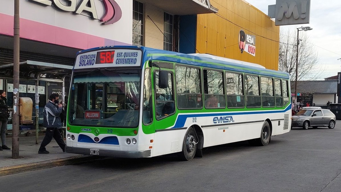 CiudadDeBondis's tweet photo. #SabadoDeAportes

De Capital a provincia: este #Nuovobus #MB1618 con aire acondicionado paso de la Línea 64 a la #Linea582 de Quilmes https://t.co/4rHszxHBYW