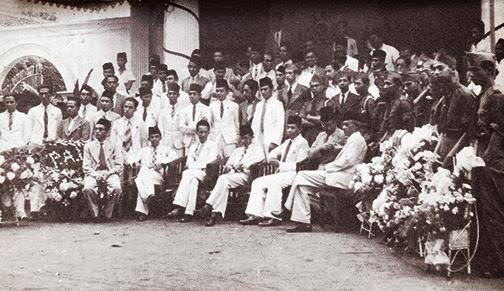 Awal ide didirikannya Persatuan Arab Indonesia (PAI) oleh AR Baswedan berangkat dari prinsip pengakuan Indonesia sebagai Tanah Air bagi kaum keturunan Arab
#ANIES
𝘍𝘰𝘵𝘰 : 𝘒𝘰𝘯𝘨𝘳𝘦𝘴 𝘗𝘢𝘳𝘵𝘢𝘪 𝘈𝘳𝘢𝘣 𝘐𝘯𝘥𝘰𝘯𝘦𝘴𝘪𝘢 𝘥𝘪 𝘊𝘪𝘳𝘦𝘣𝘰𝘯, 1938.