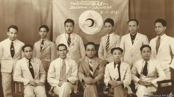 𝐏𝐞𝐦𝐞𝐫𝐬𝐚𝐭𝐮 𝐤𝐞𝐭𝐮𝐫𝐮𝐧𝐚𝐧 𝐀𝐫𝐚𝐛 𝐝𝐢 𝐈𝐧𝐝𝐨𝐧𝐞𝐬𝐢𝐚
AR Baswedan mengajak semua keturunan Arab di Indonesia satu sikap dengannya. Ia juga mendirikan 𝙋𝙖𝙧𝙩𝙖𝙞 𝘼𝙧𝙖𝙗 𝙄𝙣𝙙𝙤𝙣𝙚𝙨𝙞𝙖 (𝙋𝘼𝙄).
#ANIES