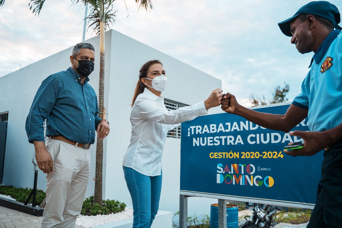 CarolinaMejiaG's tweet photo. ¡Casi lista la Plaza Peña Gómez! Incluirá:

✅ Un nuevo salón de reuniones completamente equipado. 
✅ Instalación de luminarias y bancos.
✅ Acondicionamiento de áreas verdes y paisajismo. #NuevasObrasSD @AlcaldiaDN https://t.co/TfS7GlDKeo