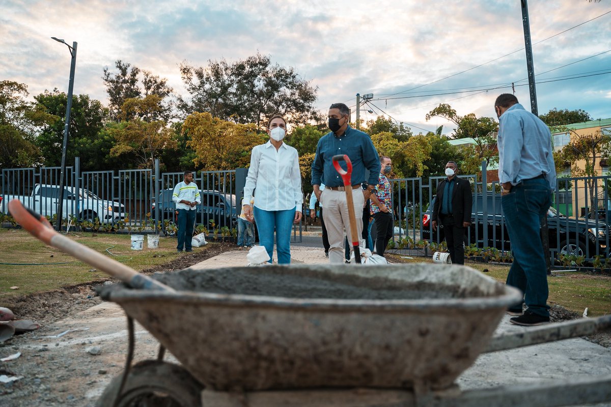 CarolinaMejiaG's tweet photo. ¡Casi lista la Plaza Peña Gómez! Incluirá:

✅ Un nuevo salón de reuniones completamente equipado. 
✅ Instalación de luminarias y bancos.
✅ Acondicionamiento de áreas verdes y paisajismo. #NuevasObrasSD @AlcaldiaDN https://t.co/TfS7GlDKeo