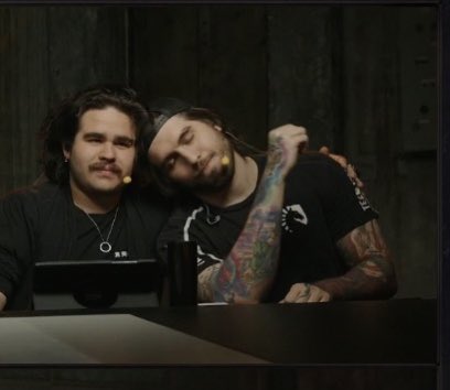 cadrangels's tweet photo. Esses abraços aqueceram meu coraçãozinho, eu amo tanto #calamidade https://t.co/08Xg3pcBPx